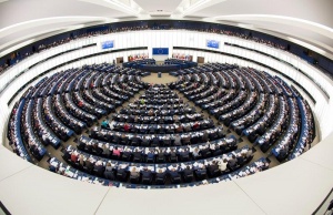 По време на дебата председателят на Европейската комисия Жан-Клод Юнкер