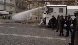 Френската полиция разпръсна със сълзотворен газ протестиращите жълти жилетки във