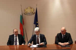Министърът на околната среда и водите Нено Димов подписа договори с