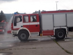Екип на пловдивската пожарна продължава да бди до изгорелия склад