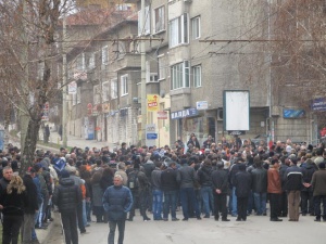 Няколко хиляди души отново излязоха вчера по улиците на Белград