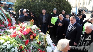 Министър-председателят Бойко Борисов поднесе цветя пред паметника на Васил Левски