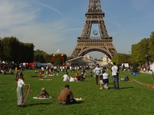 Парковете в Париж са затворени за посещения заради силни ветрове съобщи