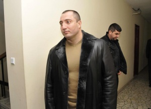Полицаи с маски пазят несебърския бос Димитър Желязков-Очите, докато той