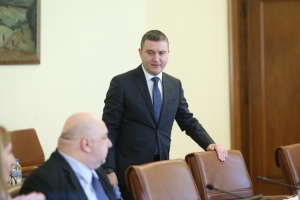 Тезата от парламентарната трибуна разви депутатът Павел Шопов според когото