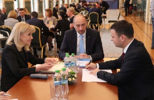 Министър Емил Караниколов обсъди засилване на търговско икономическите взаимоотношения на