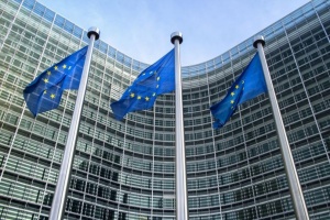 Европейската комисия отправи предупреждения срещу правителствата в Полша и в Румъния да