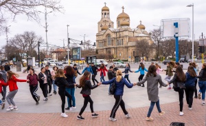 Българско хоро се изви в центъра на Варна по повод