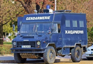 Криминалисти обискират черен джип в центъра на София. Лъскавото возило