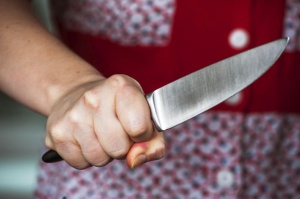 15 годишно момче заплаши с нож продавачка и опита да й задигне