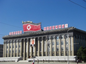 Десетки хиляди севернокорейци почетоха днес паметта на свои държавни ръководители