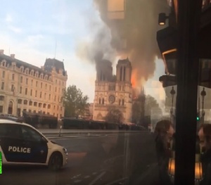Пожарът в парижката катедрала  Нотр дам бе потушен напълно съобщават световните агенции  Над