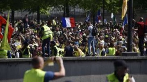 Във Франция жълтите жилетки се готвят за ден на протест