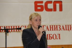 Водачът на листата на БСП за България Елена Йончева използва