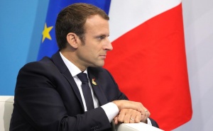 Рейтингът на френския президент Еманюел Макрон е паднал с 2