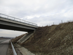 Задигнаха предпазна оградна мрежа и бетонни колове на магистрала Марица