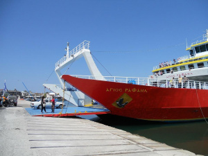 Продължава извозването с фериботи на блокираните на гръцкия остров Самотраки
