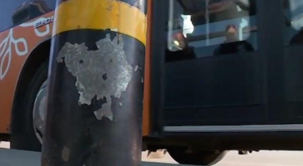 Автобус на градския транспорт удари поне 3 коли на площада