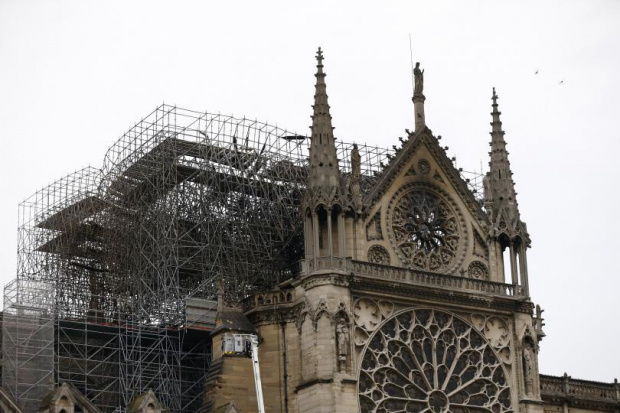 Шест месеца след пожара който опустоши парижката катедрала Нотр дам