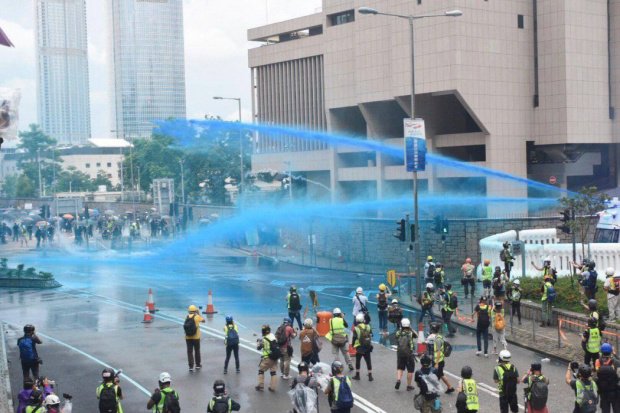Полицията използва водни оръдия с оцветена в синьо вода срещу