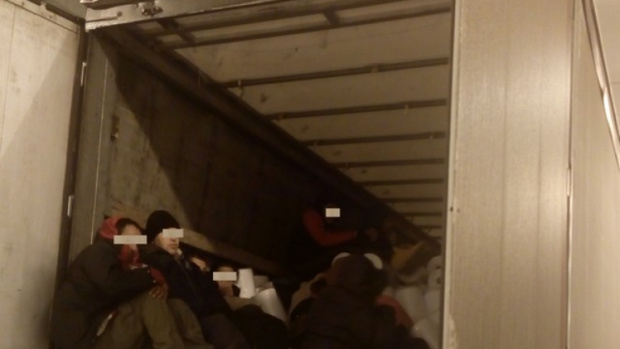 Камионът хладилник марка МАН в който бяха открити 41 мигранти в