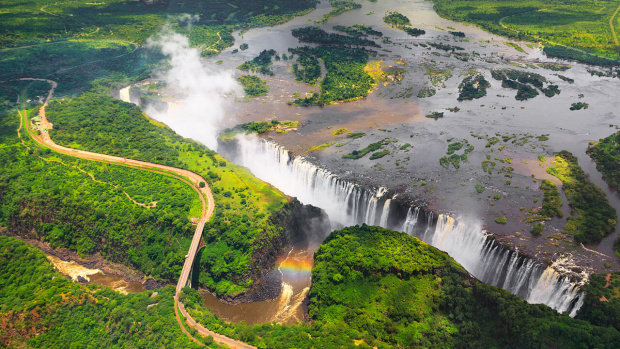 Впечатляващият и най голям водопад в Африка Виктория е напът