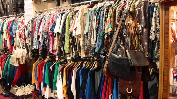 Скъпи бутици изкупуват най хубавите дрехи и аксесоари от магазините за