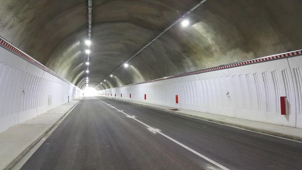 Верижна катастрофа между три автомобила при тунел Железница затвори отсечка