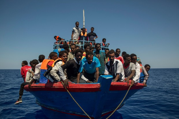 Крайбрежната охрана на Испания спаси 79 мигранти включително 9 деца