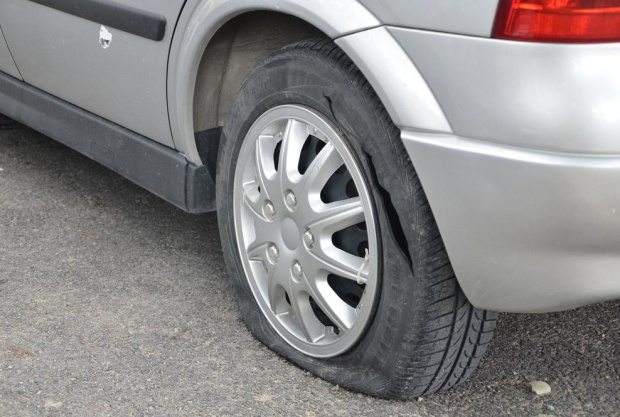 Неизвестни нарязаха гумите на най малко пет автомобила на столичната улица