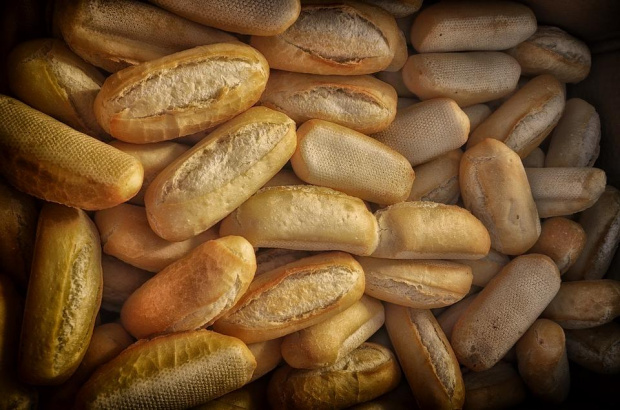 Жител на град Габрово намери в закупен хляб смачкан картон.