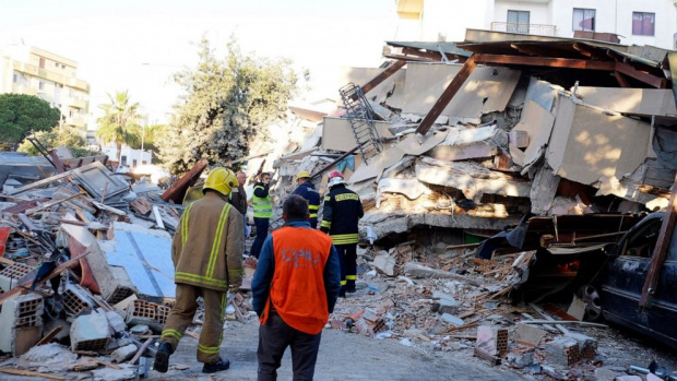 Броят на жертвите на опустошителното земетресение в Албания се увеличи