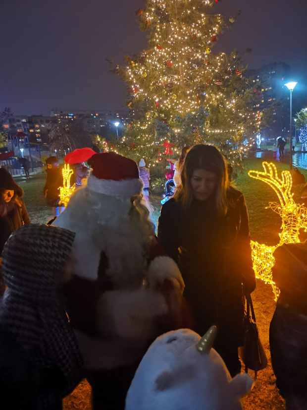 Десетки малчугани и техните родители посрещнаха Дядо Коледа в парк