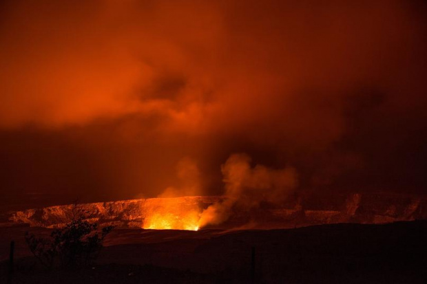 Водолази продължават издирването на телата на жертвите на вулканичното изригване