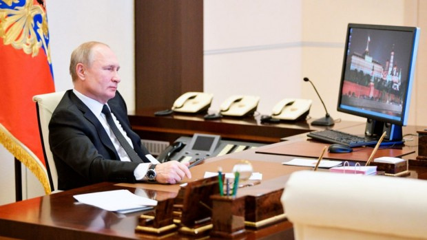 Президентът на Русия Владимир Путин разчита на компютър, който използва