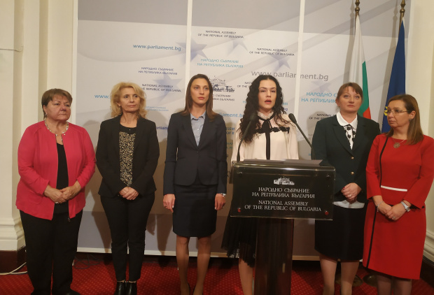 По молба на социалния министър Деница Сачева депутати от ПГ