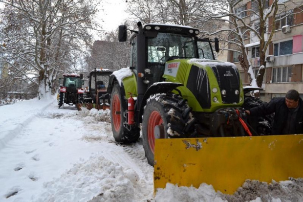 122 машини снегопочистваща техника са на терен и извършват обработки