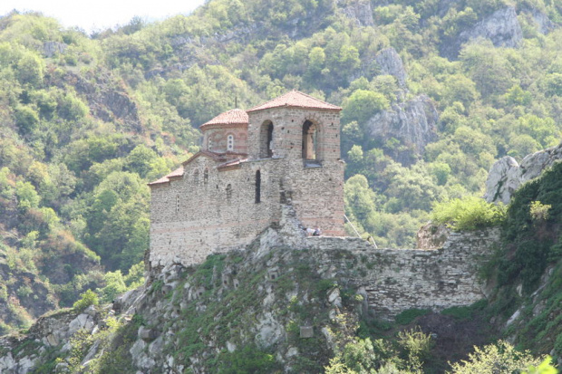 Пътят освен че води до историческата забележителност Асенова крепост е