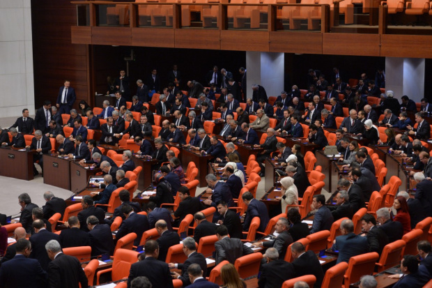 Парламентът на Турция проведе спешно заседание за да обсъди мандата