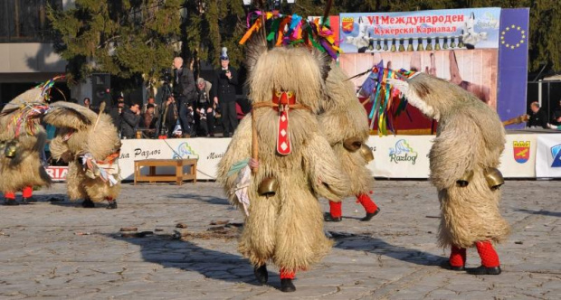 13 кукерски групи ще дефилират на традиционния Фестивал на сурвакарските