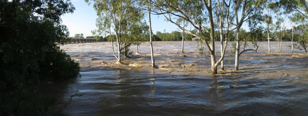 Обилни дъждове заляха части от Източна Австралия като предизвикаха наводнения