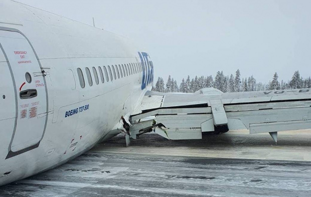 Пътнически самолет Боинг 737 осъществи днес твърдо кацане на летището в