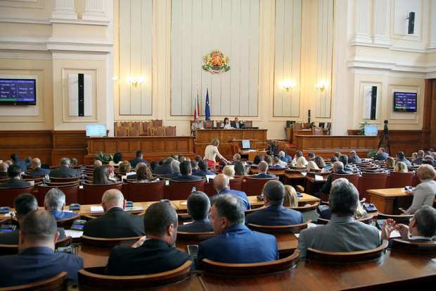Законът за мерките при извънредното положение влезе в пленарна зала. Депутатите решиха