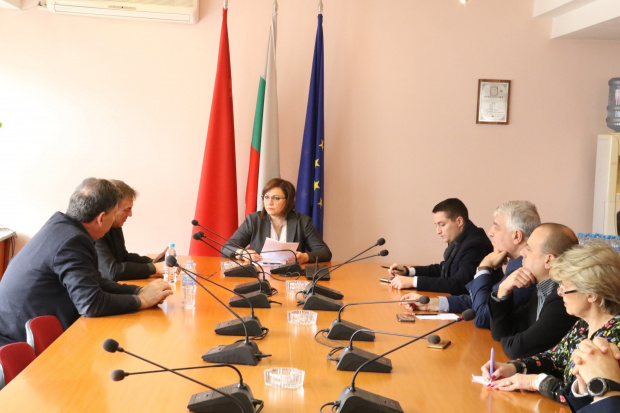 Председателят на БСП Корнелия Нинова заедно с народни представители от