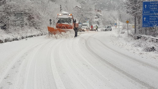 Близо 400 машини обработват пътните настилки в районите със снеговалеж. Възстановено