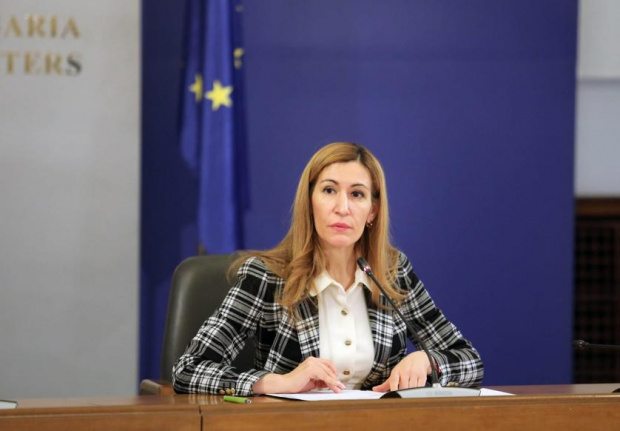 Секторът е изцяло спрял, алармира министърът на туризма Николина Ангелкова.