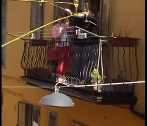 Съседи в италианския град Бела са намерили творчески начин да