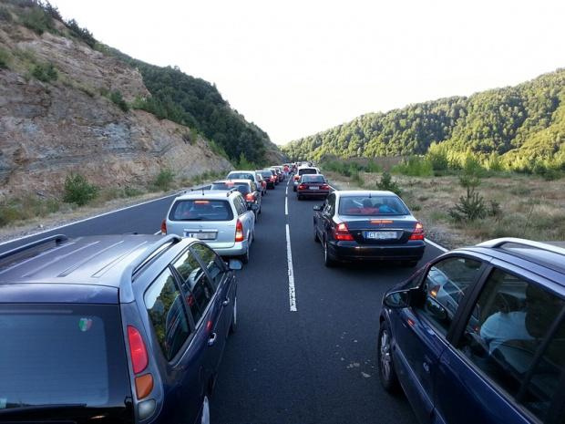Сериозен наплив от автомобили на изхода на София към магистрала