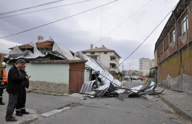 Във Враца започна разчистването след ураганния вятър, който тази нощ