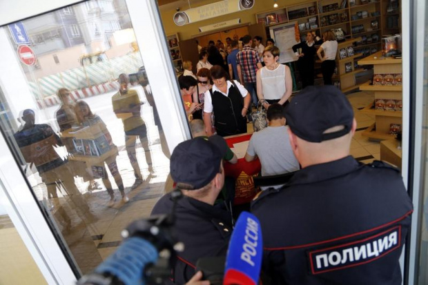 Полицията задържа нападателя който взе този следобед заложници в банков